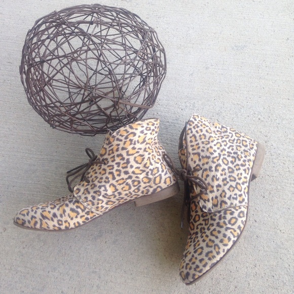 SOLD Breckelle's Leopard Ankle Booties Boots - Picture 1 of 5